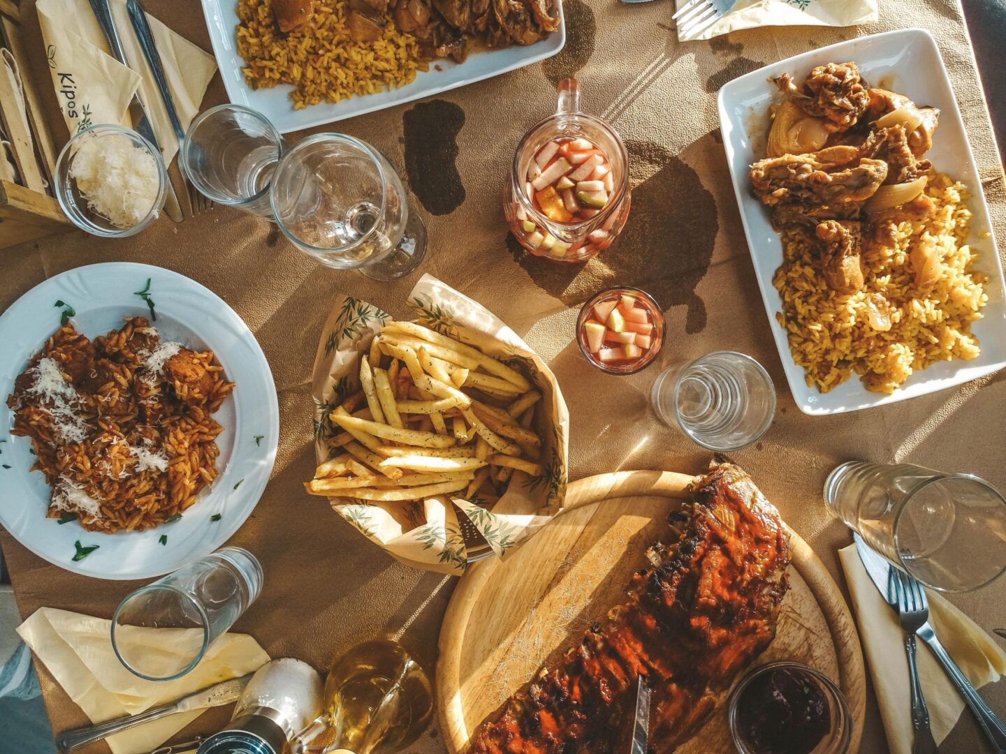Restaurants op Karpathos in een zijstraat van Arkassa