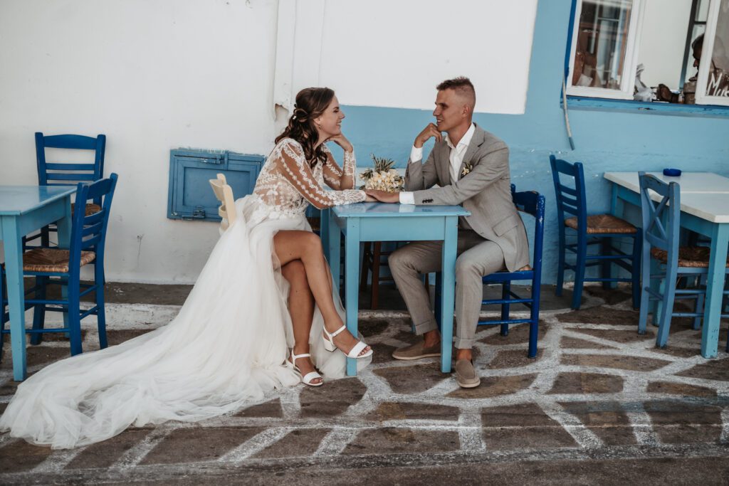 Trouwen op Karpathos, een foto bij een lokale Griekse taverna.