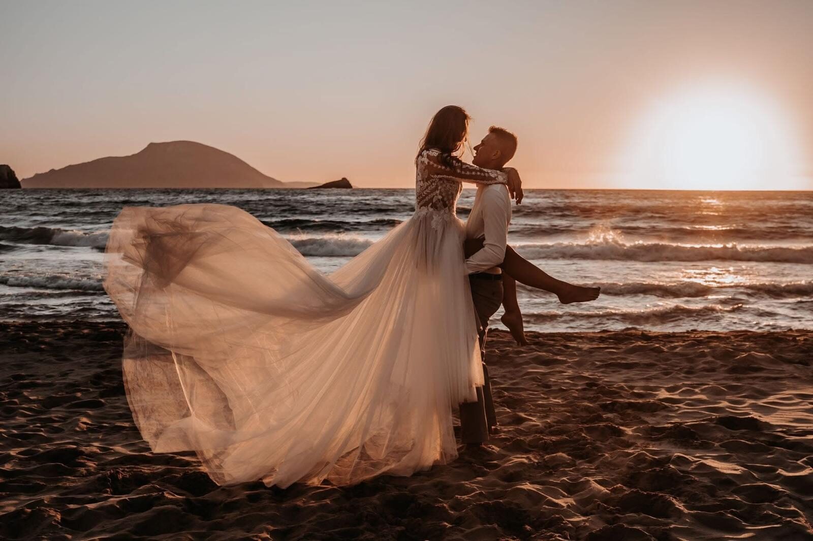 Agios Nikolaos strand in Arkassa, zonsondergang tijdens onze trouwfotoshoot