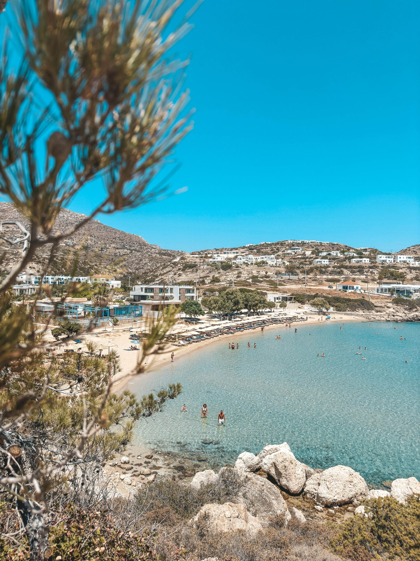 Uitzicht op het grote Amoopi strand op Karpathos