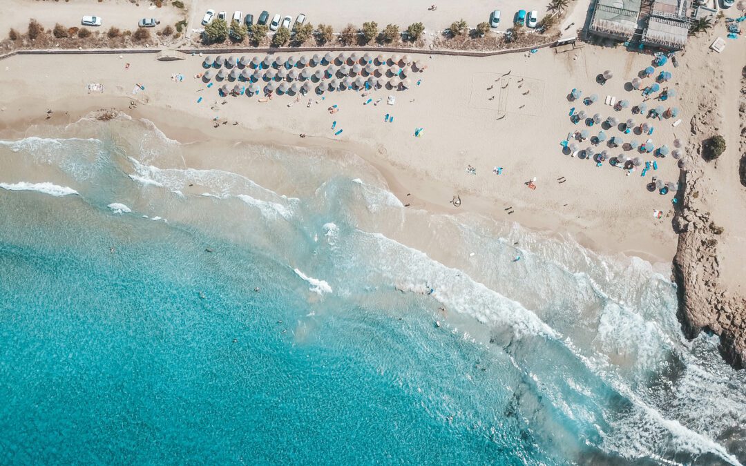 Arkassa strand op Karpathos: een heerlijk zandstrand met golven & zonsondergang
