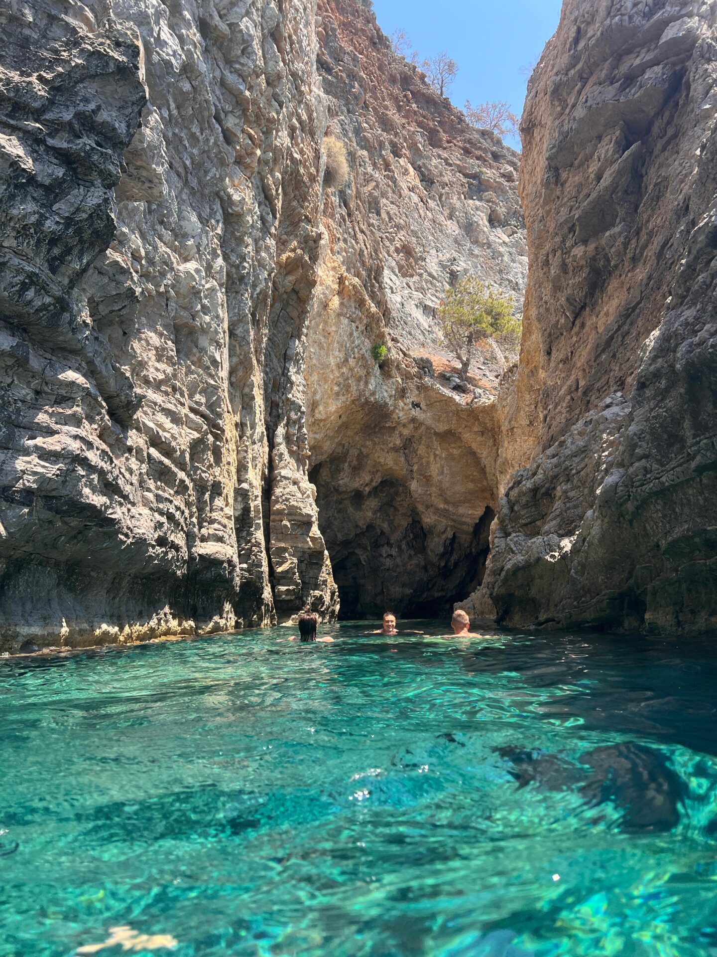 Geheime cave op Karpathos waar je alleen met een prive boot kunt komen