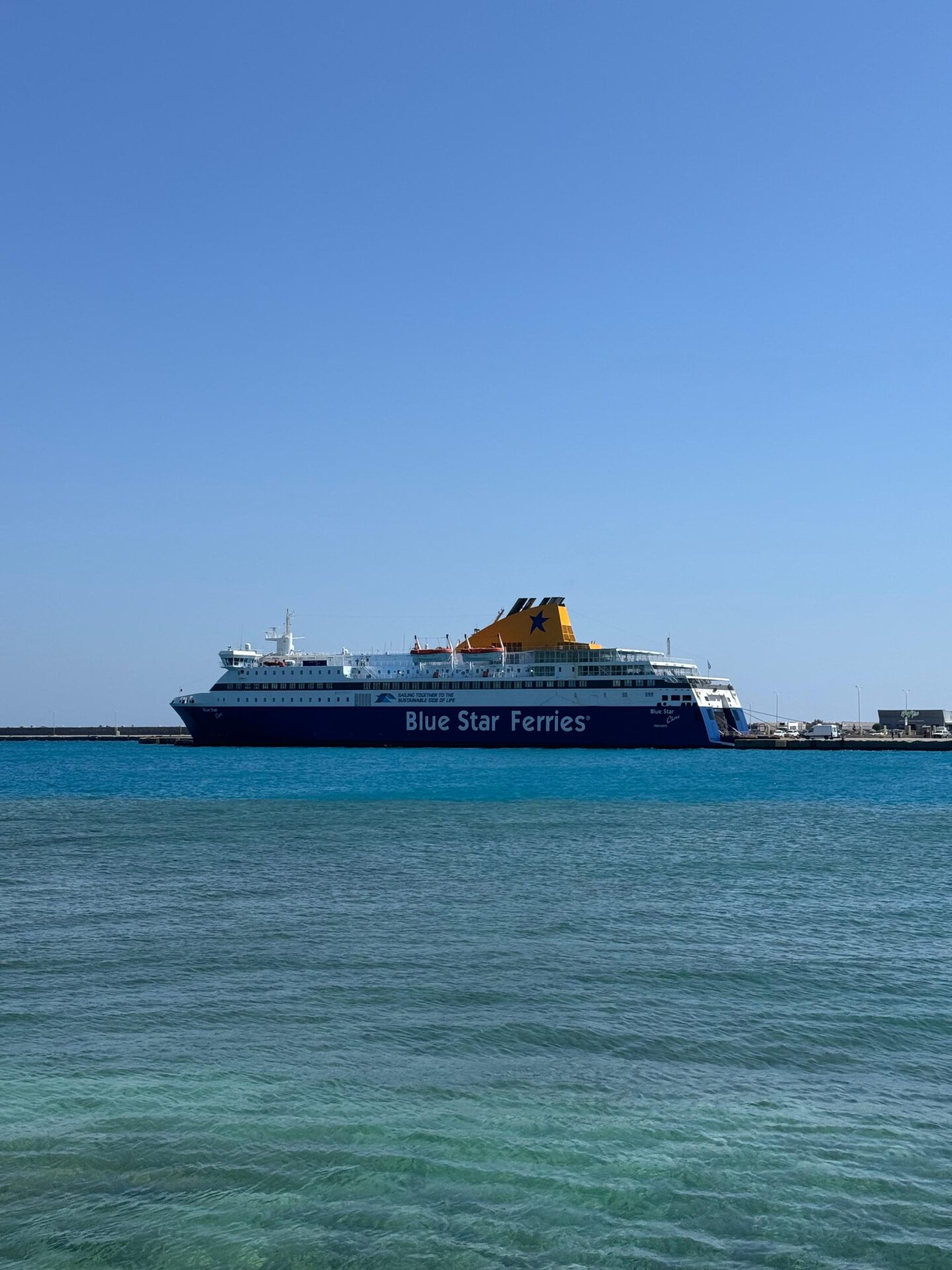 De Blue Star ferry op de route tussen Piraeus en Karpathos