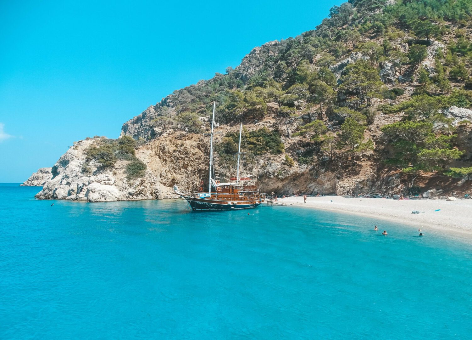Boottocht langs afgelegen baaien van Karpathos op een zonnige dag