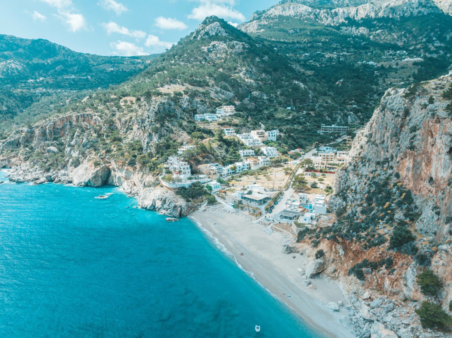 Luchtfoto van de badplaats Kyra Panagia met kerk