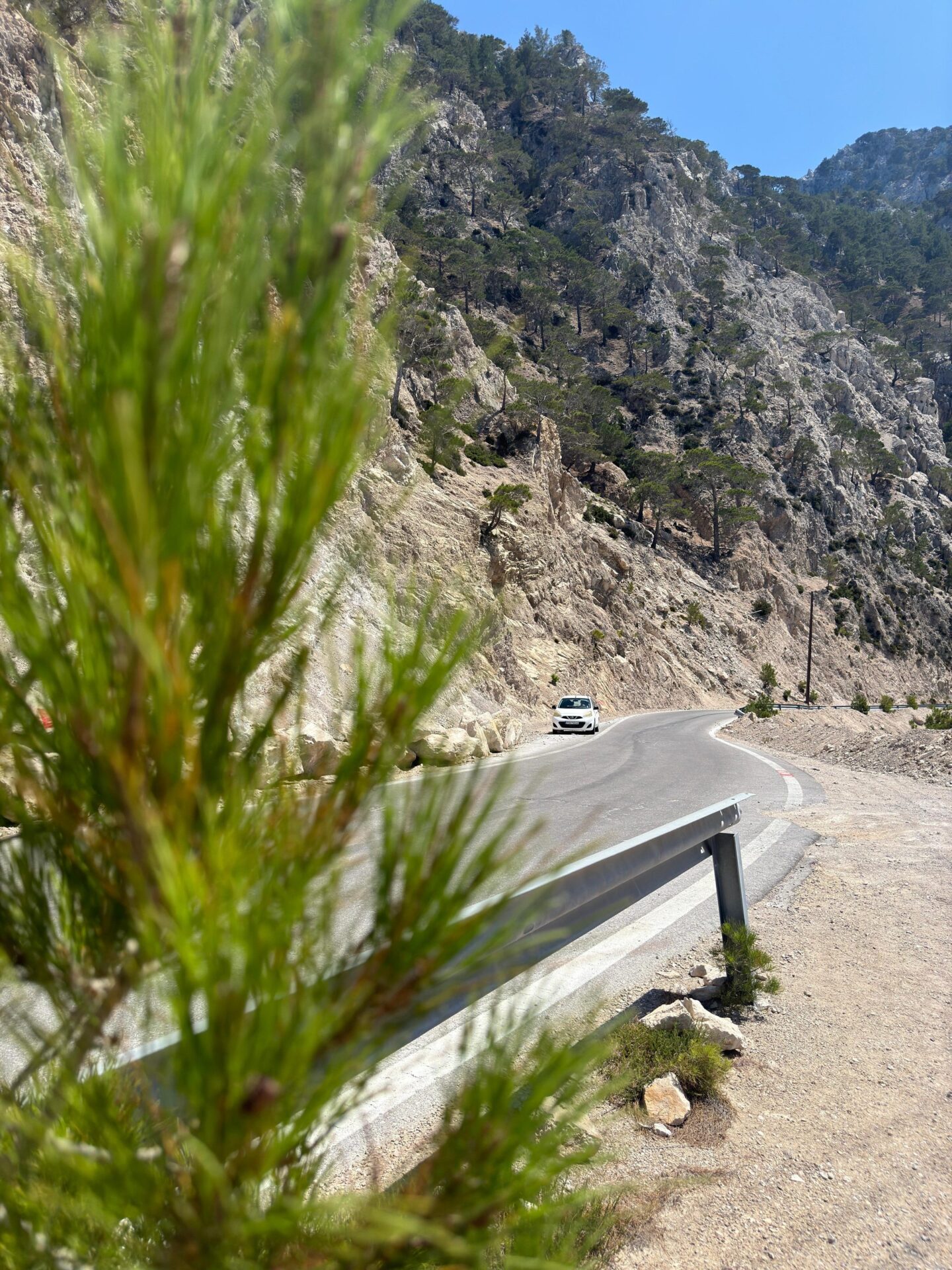 Huurauto op een bergweg op Karpathos