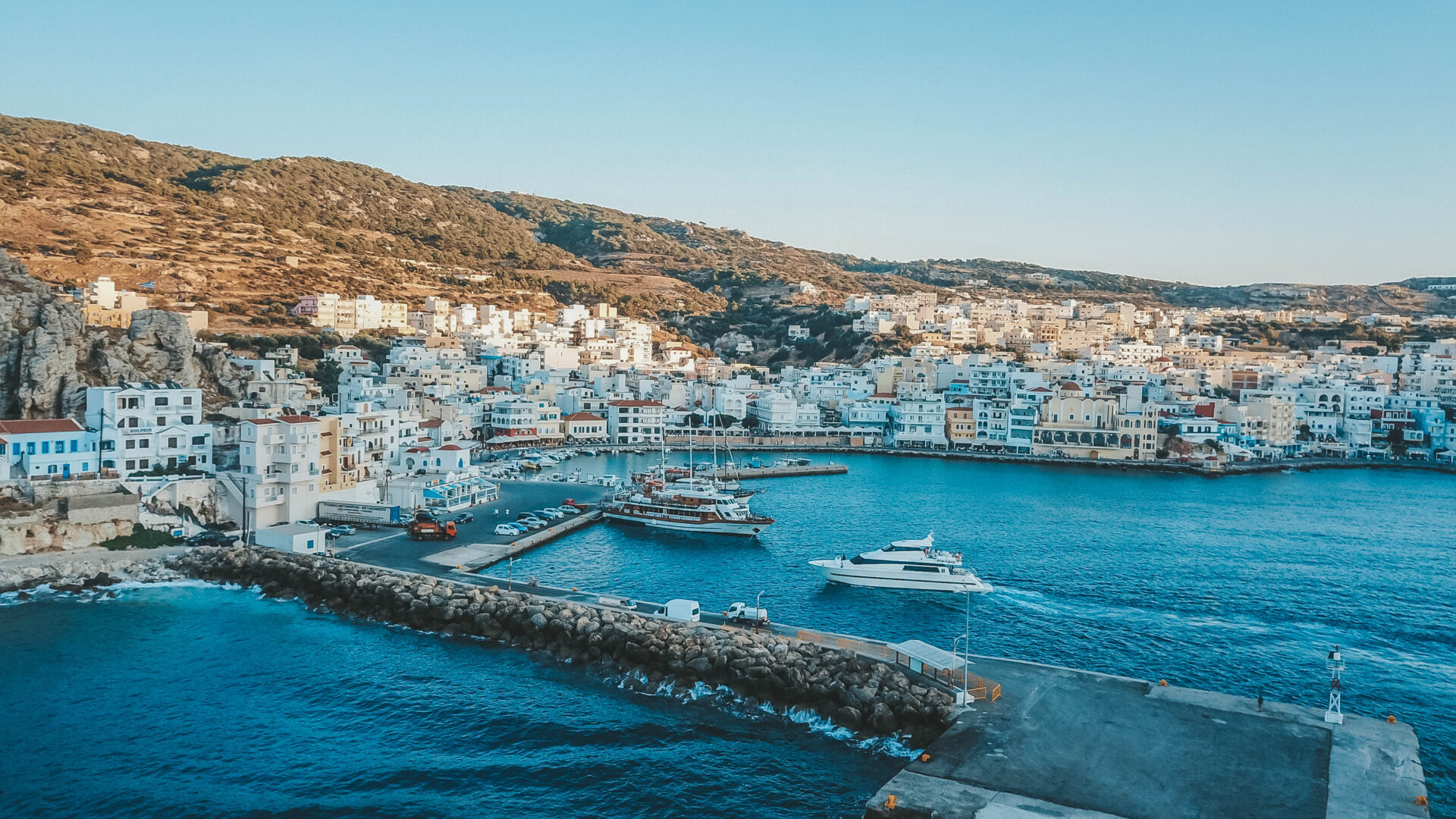 De haven van Pigadia, waar de ferry aanmeert op Karpathos