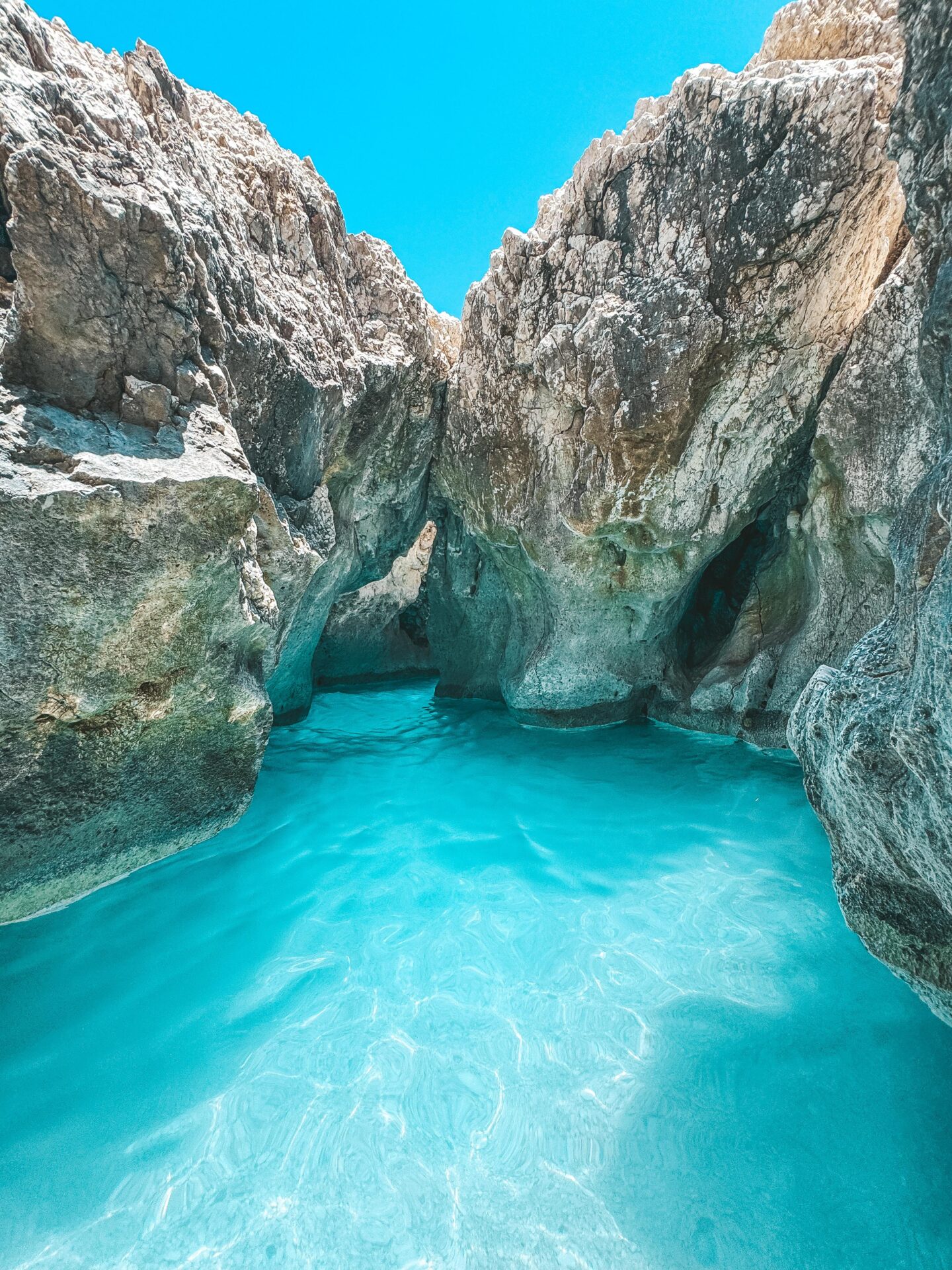 De verborgen grot op Kato Lako Beach