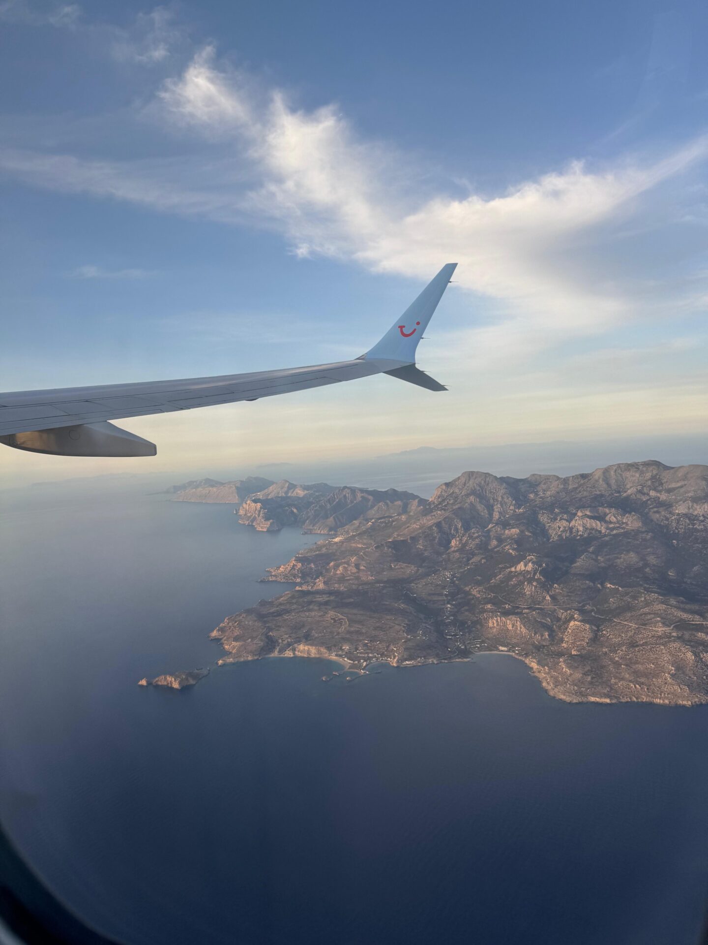 Vliegtuig boven Karpathos airport