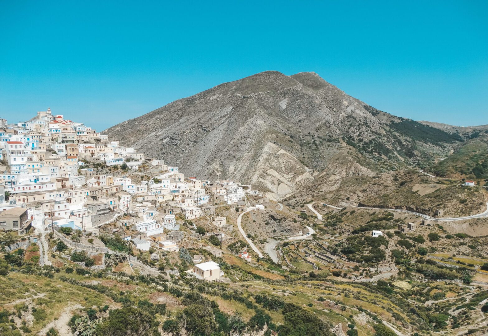 Olympos tegen de bergwand aan op Karpathos