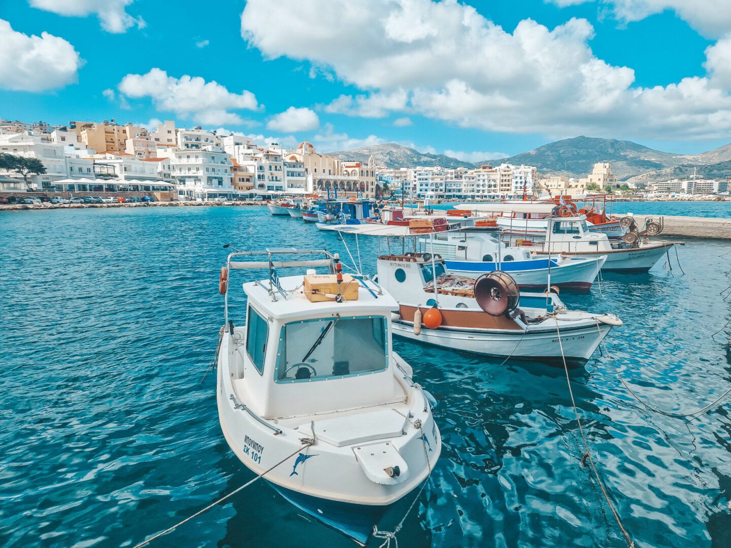 Avondsfeer in de haven van Pigadia Karpathos