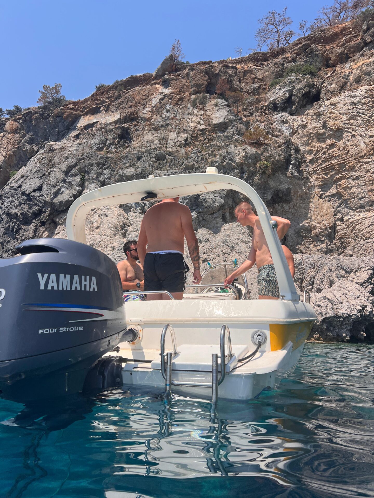Privé boot met schipper voor de kust van Karpathos
