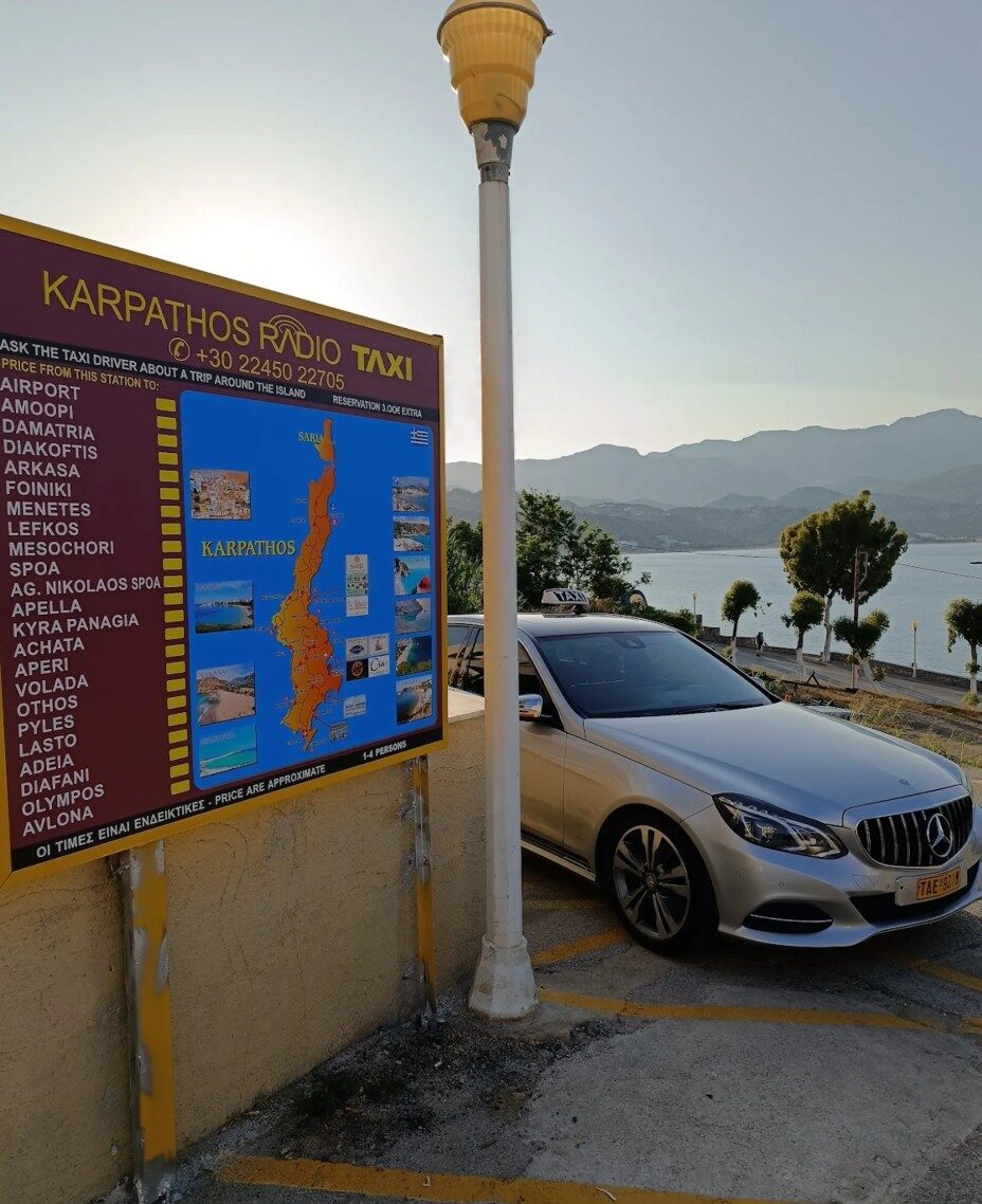 Taxi op Karpathos bij de haven met het taxi bord