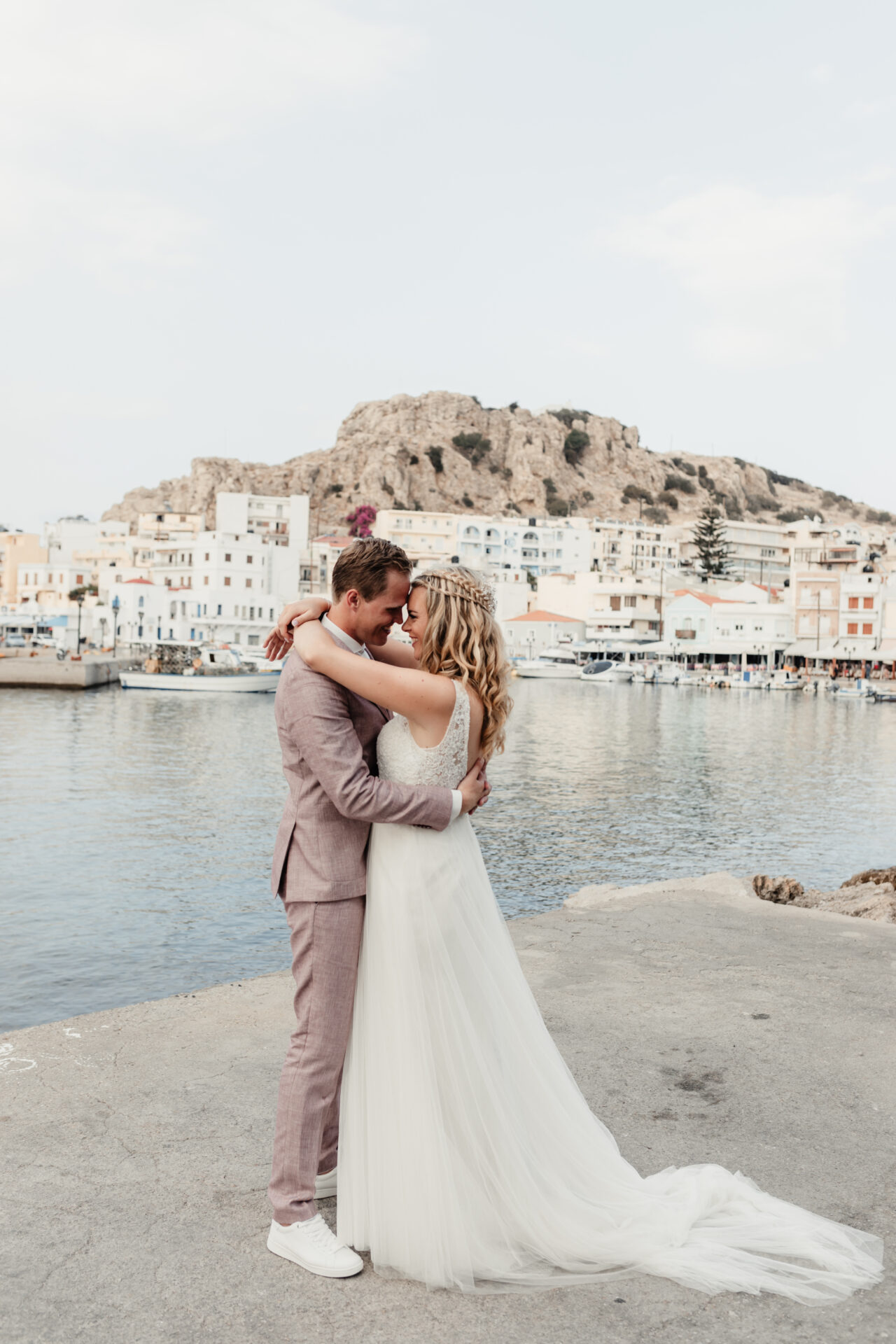 Fotoshoot van een bruidspaar op Karpathos bij Pigadia