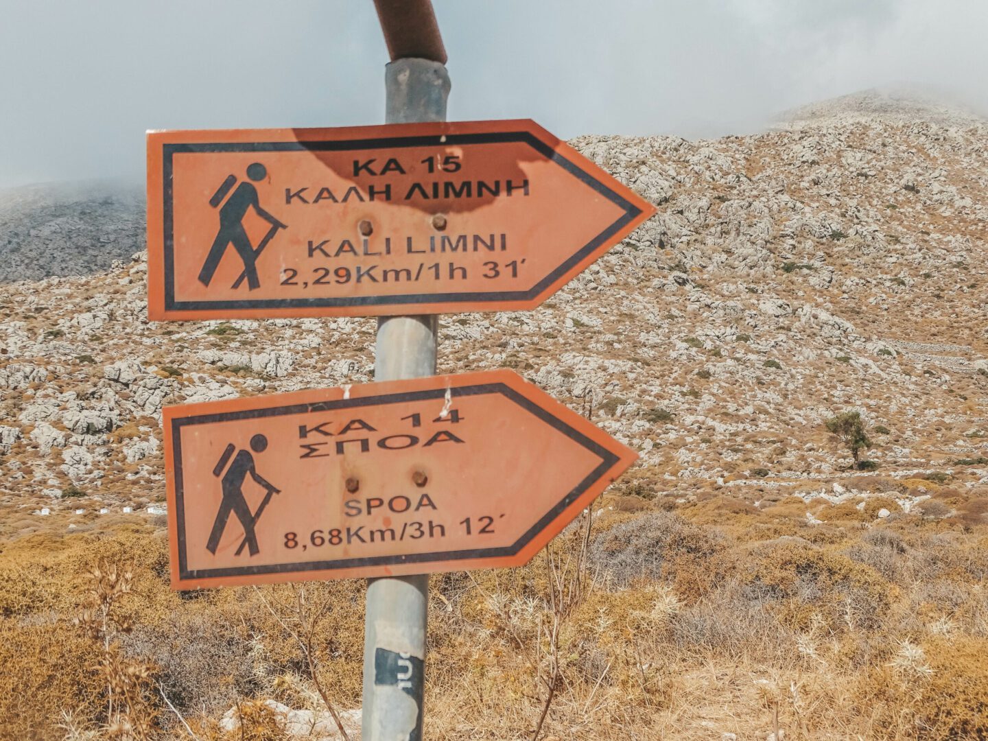 de bordjes om de wandeling naar de Kali Limni te volgen