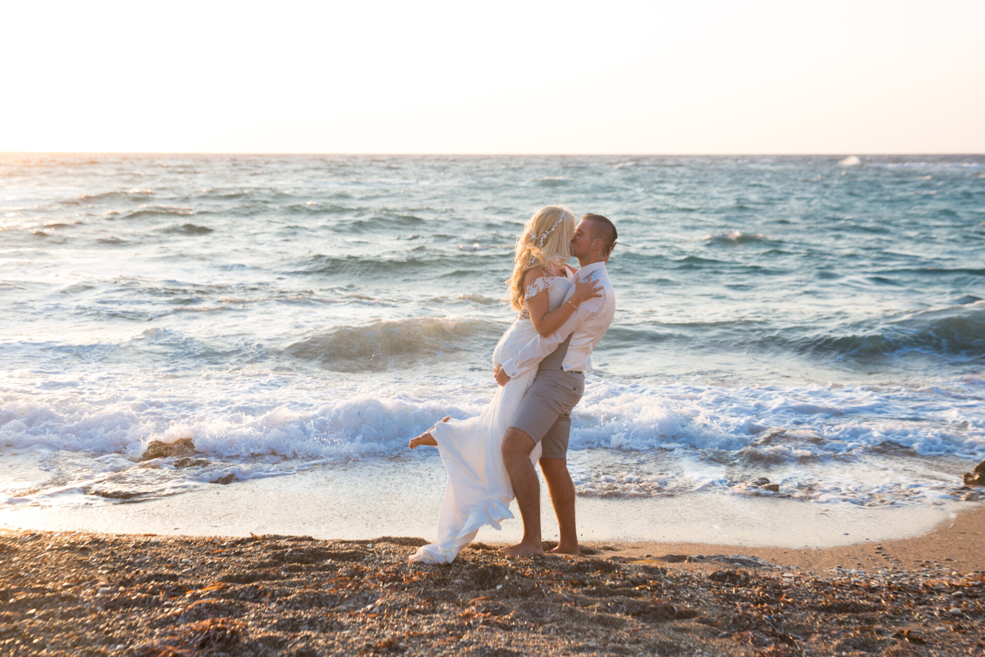 Fotoshoot van een bruidspaar op Karpathos aan zee