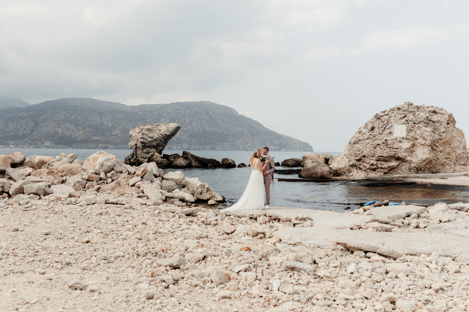 Fotoshoot van een bruidspaar op Karpathos aan het strand in Amoopi