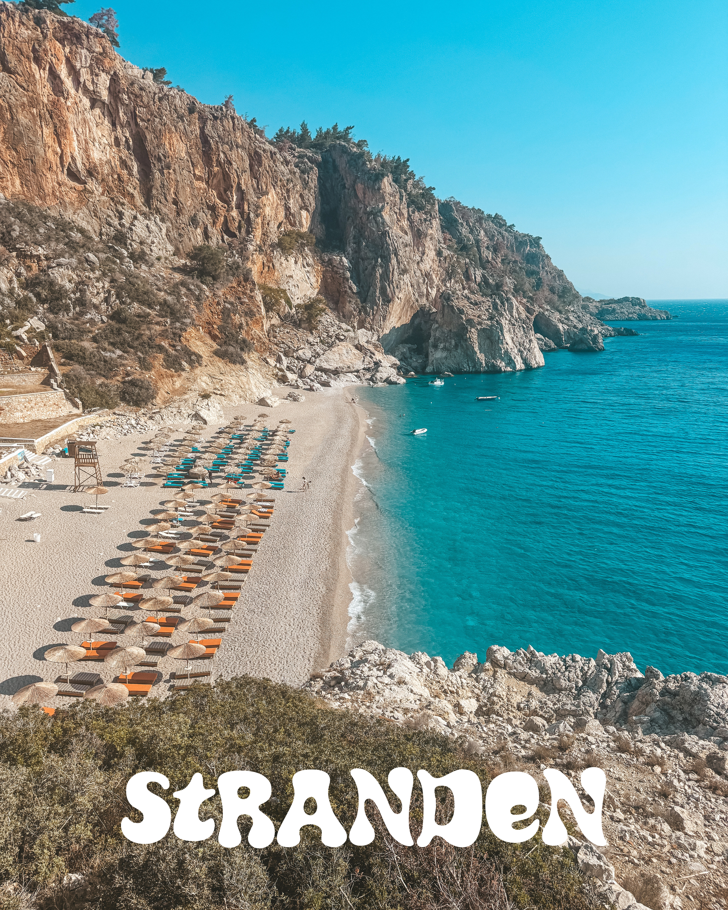 Turquoise zee en wit strand van Kyra Panagia Beach op Karpathos, Griekenland.